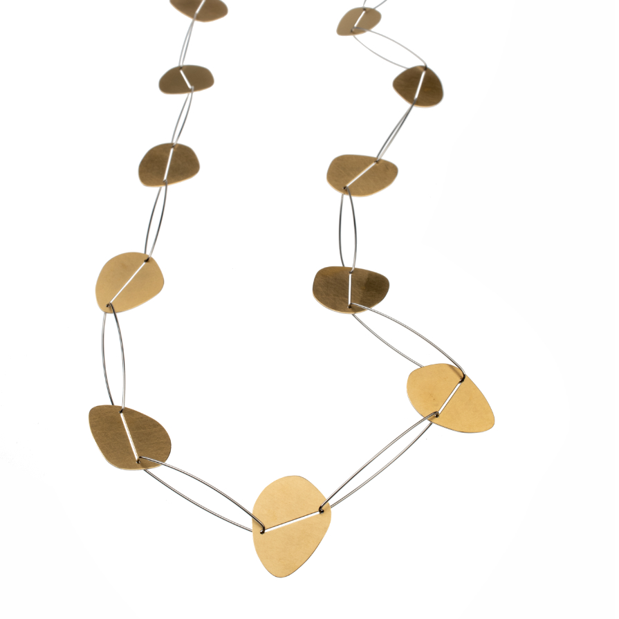 Ausgefallener Halsschmuck aus Gelbgold, Silber und Edelstahl aus dem Galeriehaus Grosche in Castrop-Rauxel, Nähe Düsseldorf.