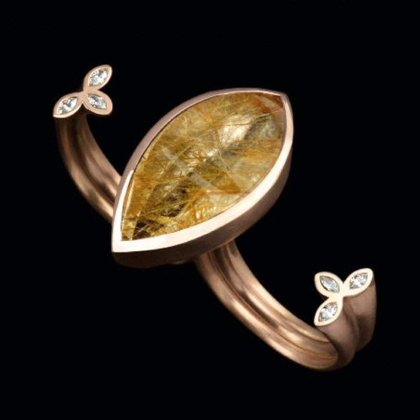 Der ausgefallene Zwei-Finger-Ring "Gothique" wird in der Goldschmiede Galeriehaus Grosche in Castrop-Rauxel, Nähe Düsseldorf ausgestellt.