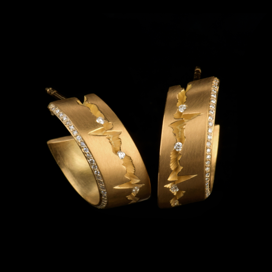 Design-Ohrschmuck "Herzlinie III" von Matthias Grosche - handgefertigte Schmuckkunst aus 750/-Gelbgold mit Brillanten aus dem Galeriehaus Grosche, Castrop-Rauxel im Ruhrgebiet bei Dortmund.