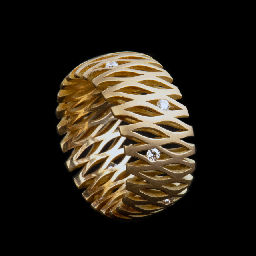 Design-Ring "Lines X" von Matthias Grosche - handgefertigte Schmuckkunst aus 750/-Gelbgold mit Diamanten aus dem Galeriehaus Grosche, Castrop-Rauxel bei Bochum im Ruhrgebiet.