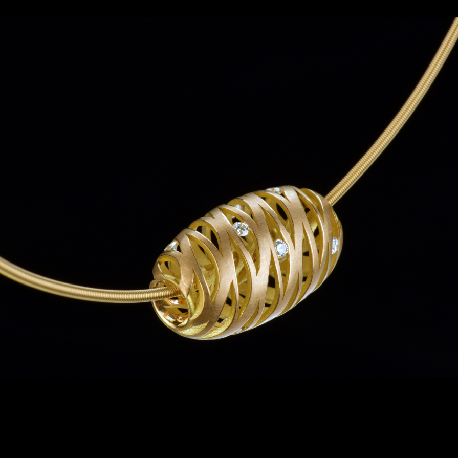 Ausgefallene Halskette von Matthias Grosche - handgefertigte Schmuckkunst aus 750/-Gelbgold und Diamanten aus dem Galeriehaus Grosche, Castrop-Rauxel im Ruhrgebiet bei Bochum.