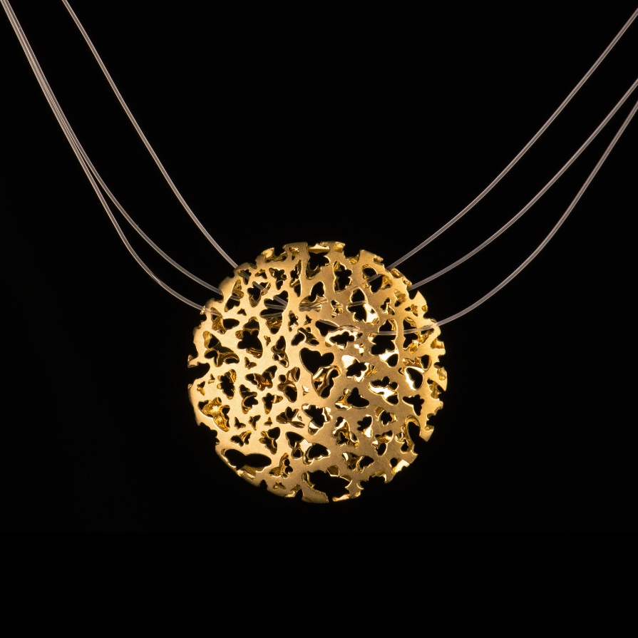 Ausgefallene Halskette von Matthias Grosche - handgefertigte Schmuckkunst aus 750/-Gelbgold an Nylon aus dem Galeriehaus Grosche, Castrop-Rauxel im Ruhrgebiet bei Essen.