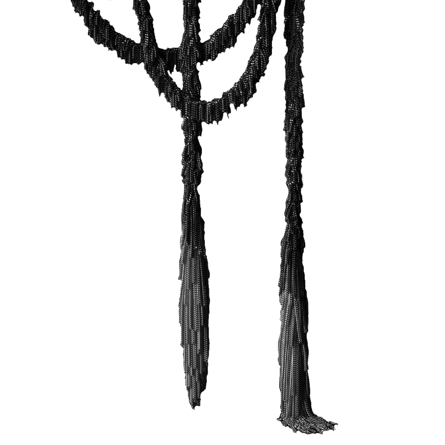 Die besondere Kette von Claudia Milic ist aus Silber mit Schwarzrhodiumbeschichtung wird in der Goldschiede Galeriehaus Grosche in Castrop-Rauxel, Nähe Dortmund ausgestellt.