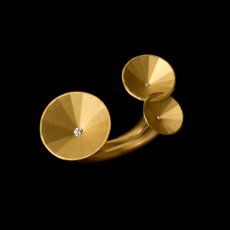 Ausgefallener Ring aus Gelbgold mit Brillanten aus dem Galeriehaus Grosche in Castrop-Rauxel, Nähe Münster.