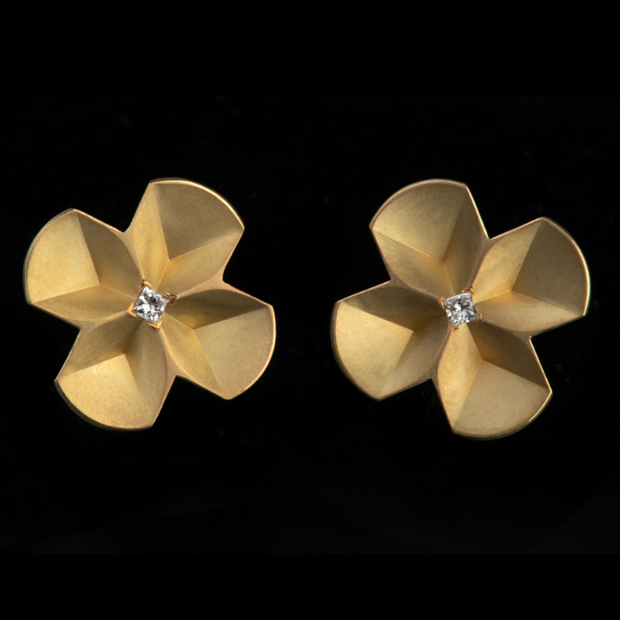 Ausgefallende Ohrstecker in 750/-Gelbgold mit Diamanten - handgefertigt aus dem Galeriehaus Grosche in Castrop-Rauxel, im Ruhrgebiet.