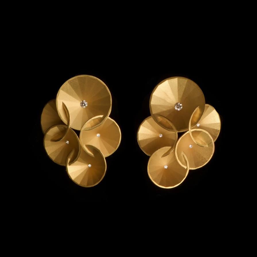 Ausgefallender Ohrschuck in 750/-Gerlbgold mit Brillanten aus dem Galeriehaus Grosche in Castrop-Rauxel, Nähe Gelsenkirchen.