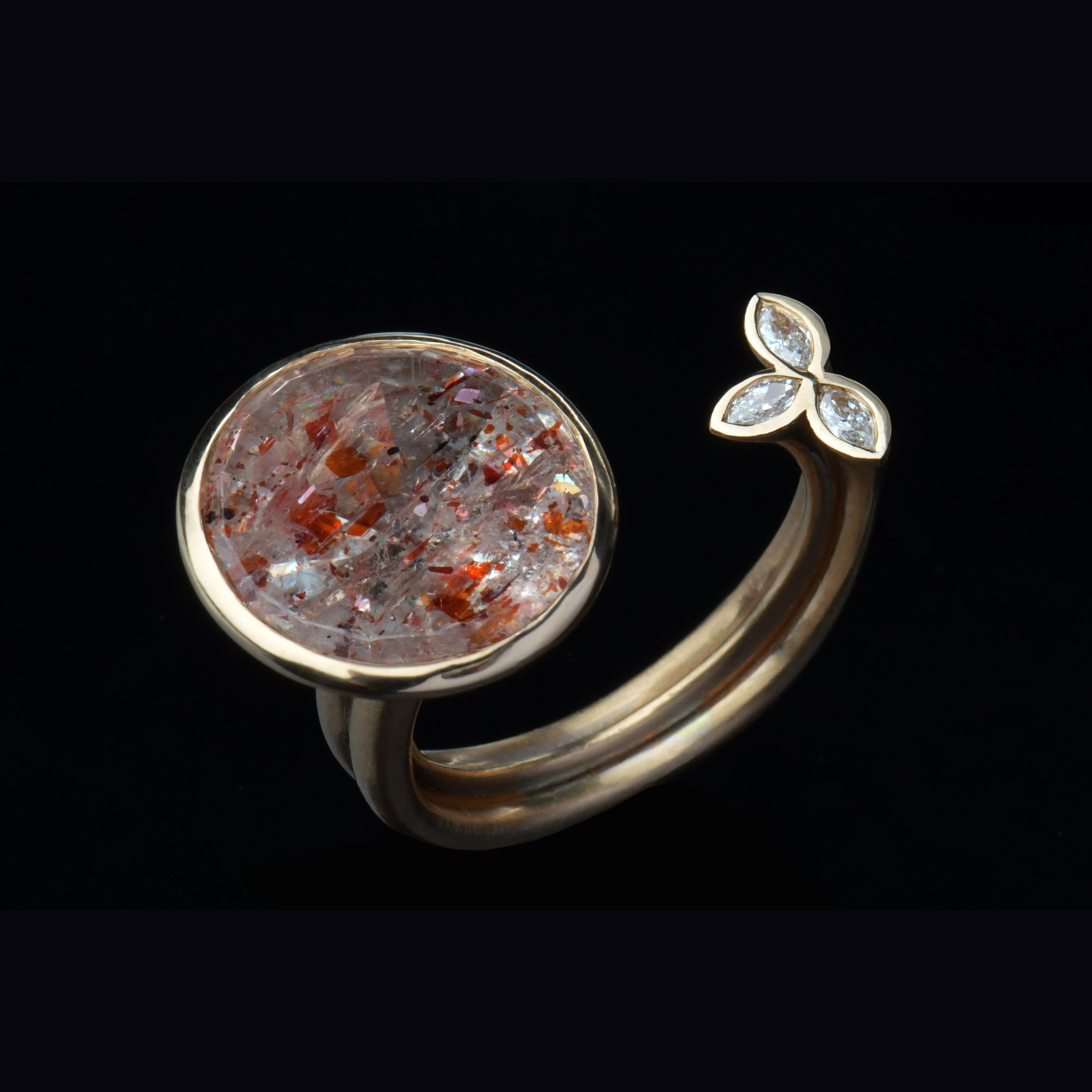 Der besondere Ring "Gothique" wird aus 750/- Roségold und einem Edelstein handgefertigt. Ausgestellt wir der Designerring in der Golschmiede Galeriehaus Grosche in Castrop-Rauxel in NRW.