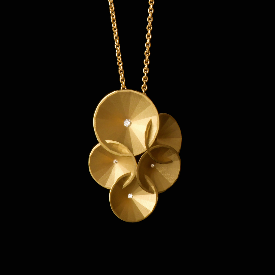 Ausgefallener Halsschmuck aus Gelbgold mit Brillanten aus dem Galeriehaus Grosche in Castrop-Rauxel, Nähe Herne.