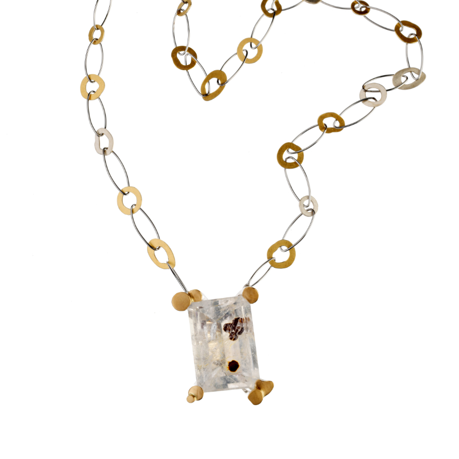 Ausgefallener Halsschmuck aus Gelbgold, Silber und Edelstahl mit Bergkristall aus dem Galeriehaus Grosche in Castrop-Rauxel, Nähe Bochum.