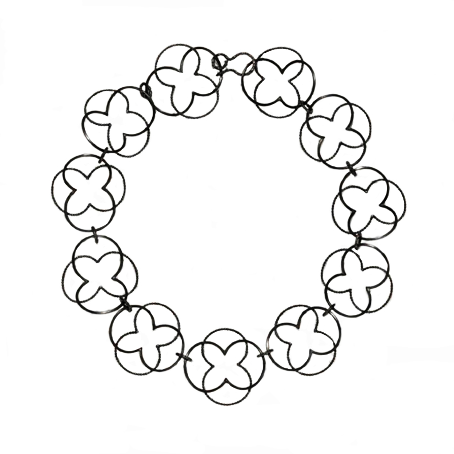 Das besondere Collier von Sophia Epp wird in der Galerie für zeitgenössischen Schmuck Galeriehaus Grosche in Castrop-Rauxel, Nähe Dortmund ausgestellt.