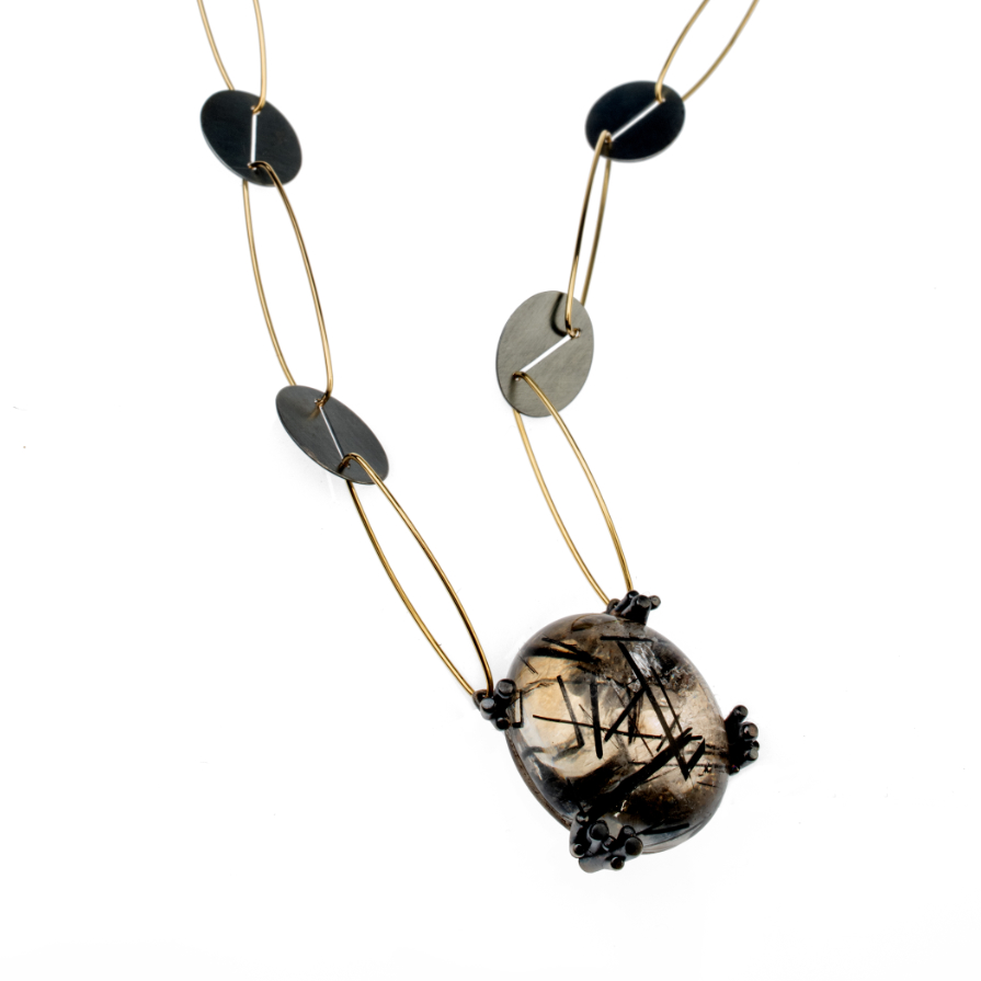 Ausgefallener Halsschmuck aus Gelbgold, Silber oxidiert mit Turmalinquarz aus dem Galeriehaus Grosche in Castrop-Rauxel, Nähe Düsseldorf.
