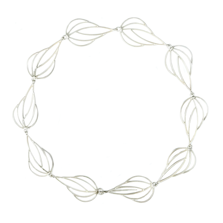 Das besondere Collier von Sophia Epp wird in der Galerie für zeitgenössischen Schmuck Galeriehaus Grosche in Castrop-Rauxel, Nähe Dortmund ausgestellt.