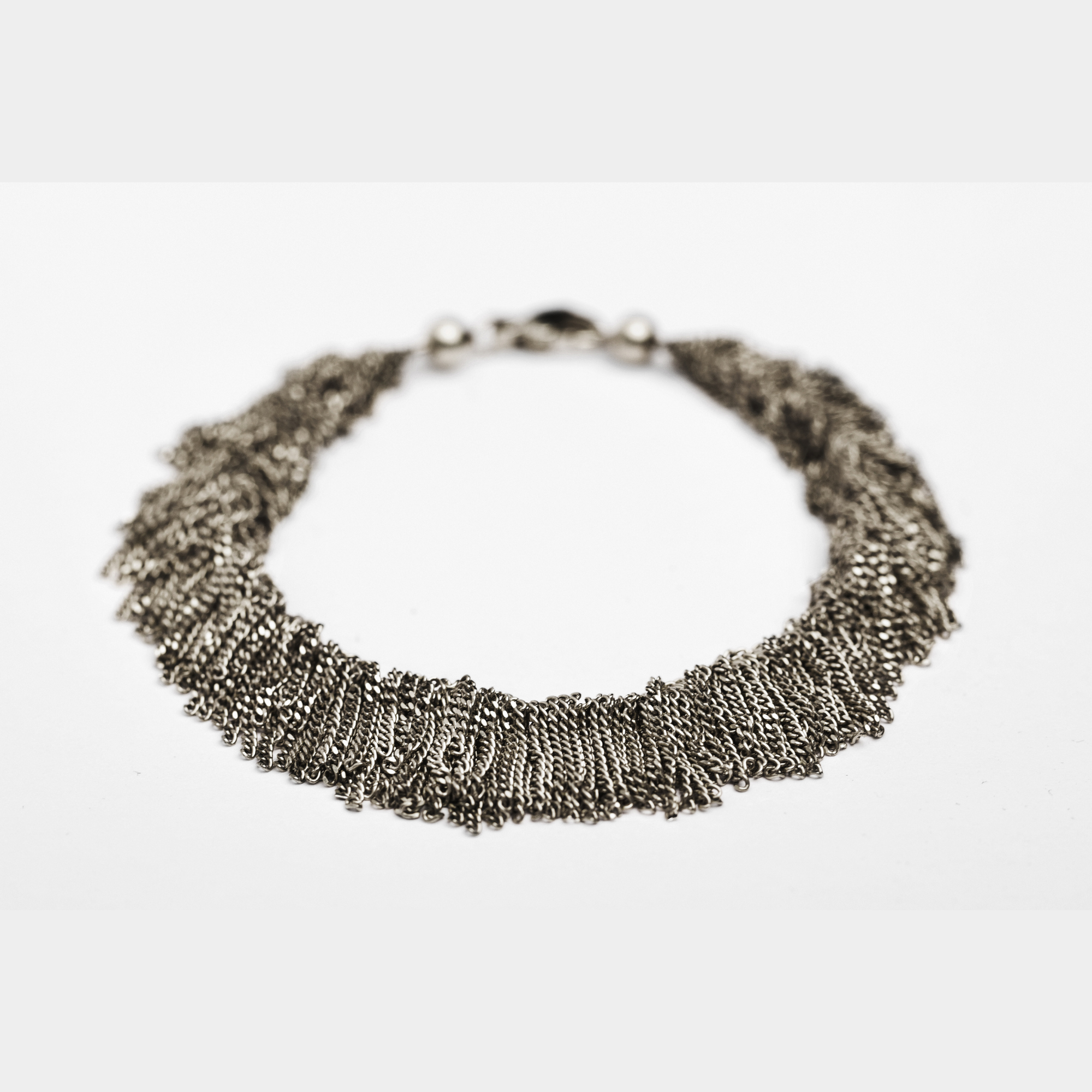 Die besondere Kette aus 925/-Silber mit Schwarzrhodiumbeschihtung von Claudia Milic wird in der Goldschmiede Galeriehaus Grosche in Castrop-Rauxel, Nähe Dortmund ausgestellt.