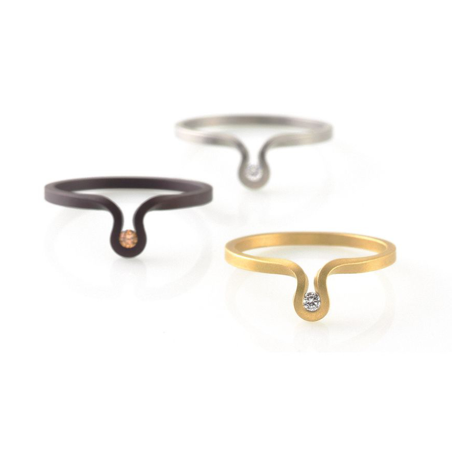 Ausgefallener Ring „Swing Drop“ aus Weißgold, Edelstahl PVD beschichtet und Gelbgold mit Brillanten Swing drop