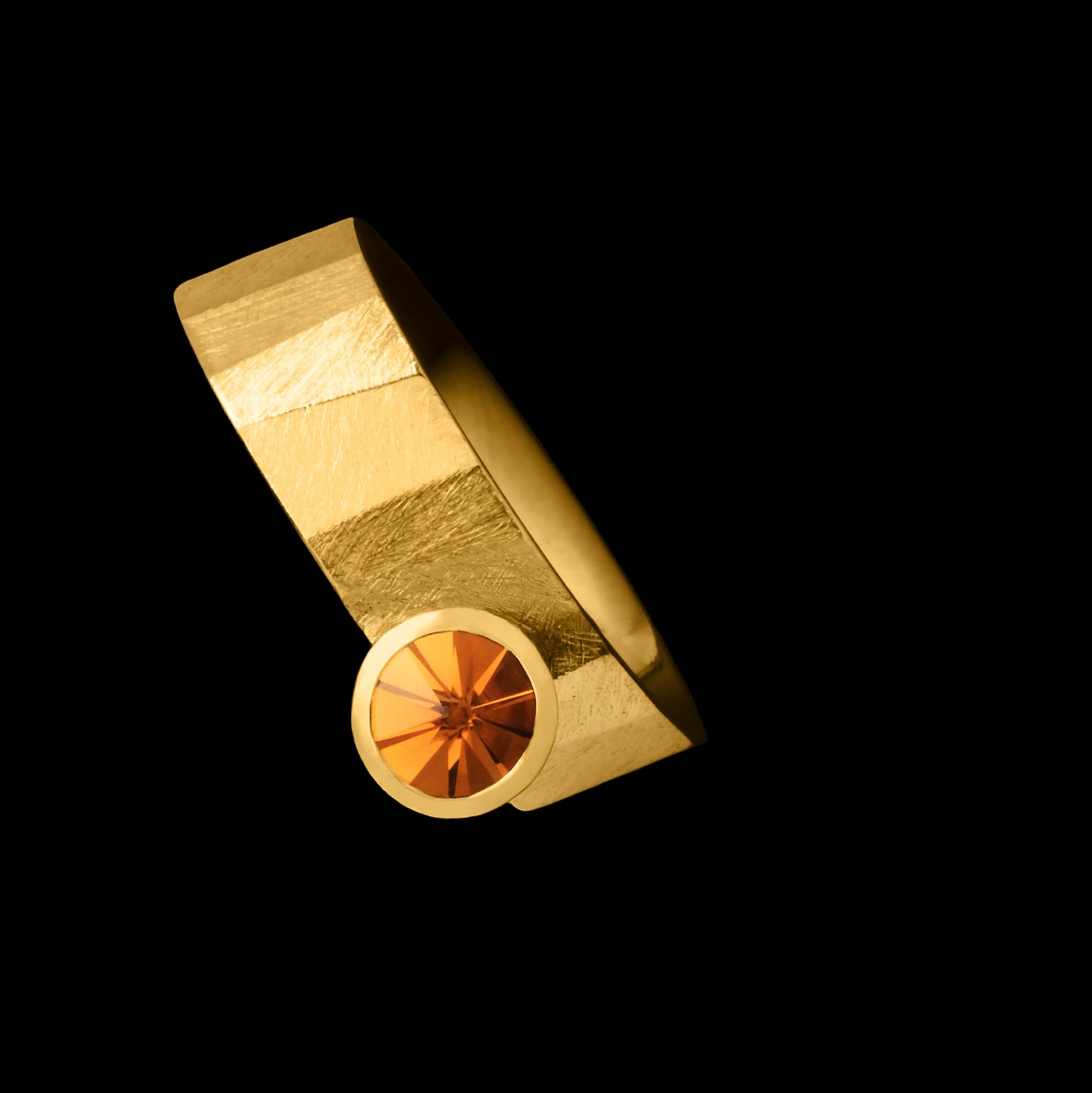 Facette Round III