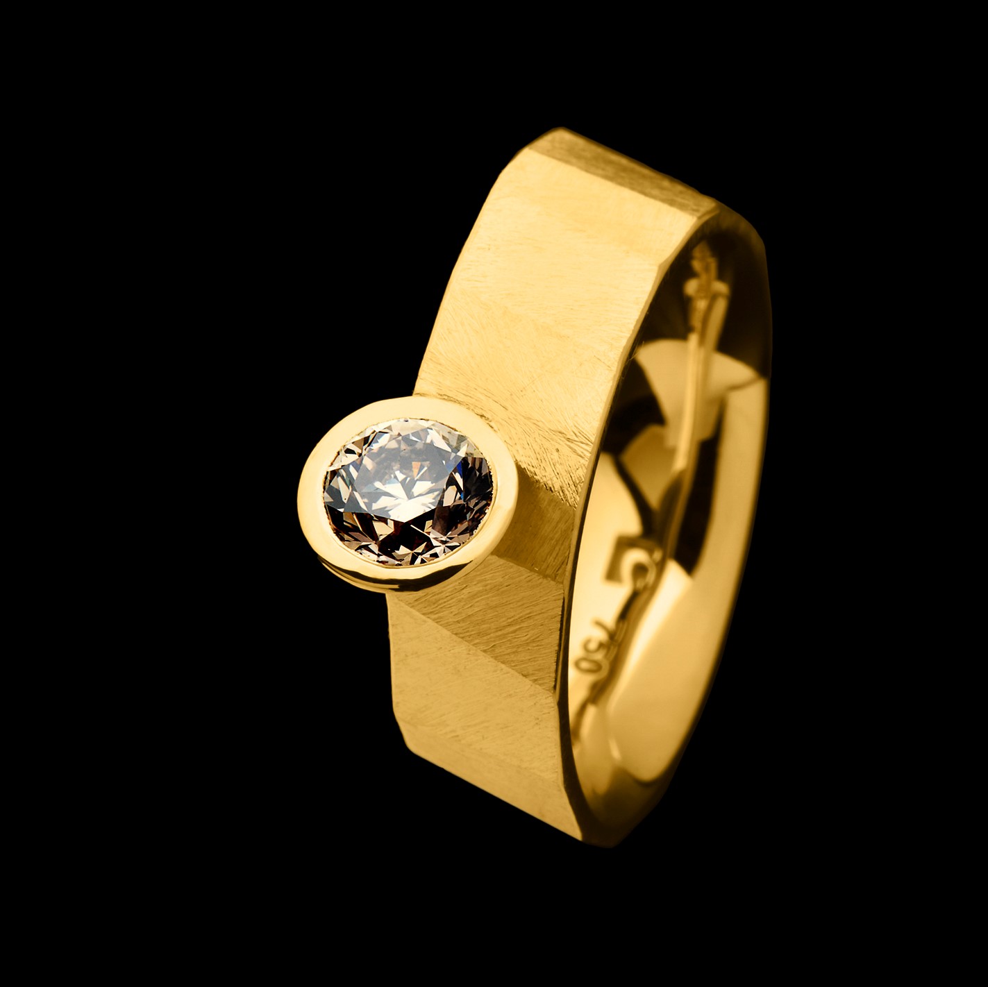 "Facette Round" ist ein Designerring, der in der Goldschmiede Galeriehaus Grosche in Castrop-Rauxel, nähe Essen angefertigt wurde. Gefertigt wurde er aus 750er Gelbgold, außerdem ziert in ein Diamant.