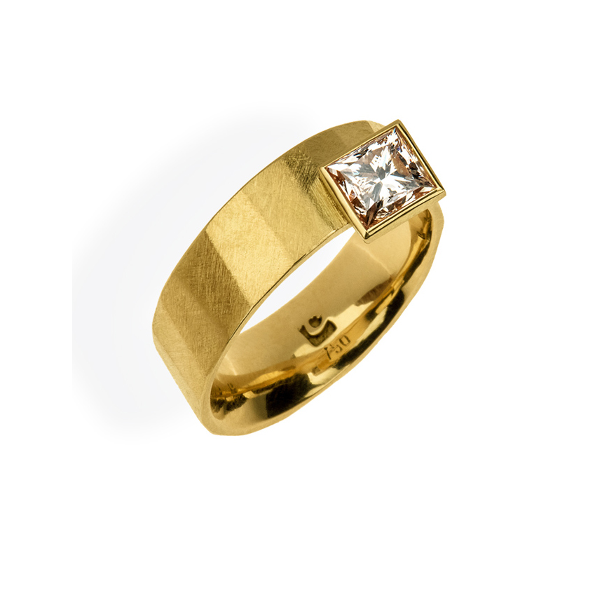 Der Ring Facette III aus Gelbgold mit Diamant ist eine der Schmuck-Kreationen aus unserer Goldschmiede in Castrop-Rauxel bei Herne