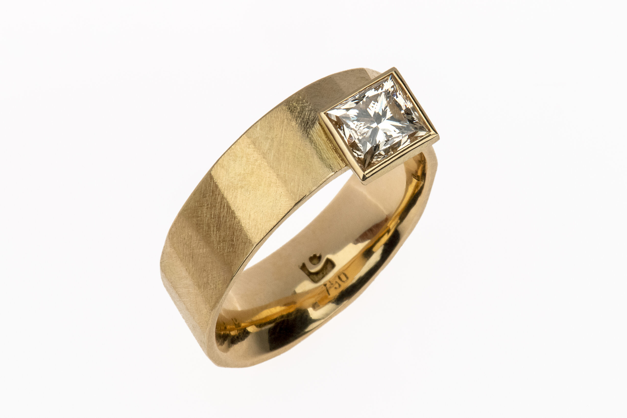 Facette_Ring_Gelbgold_Diamantprincess_7643-3b "Blickpunkte" Angewandte Kunst Münster