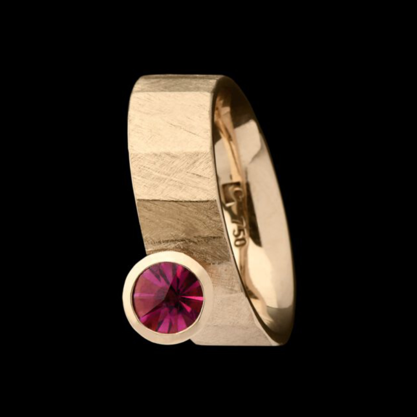 "Facette Round II" ist ein ausgefallener Ring aus der Goldschmiede Galeriehaus Grosche in Castrop-Rauxel, nähe Dortmund. Gefertigt wurde er aus 750er Gelbgold, außerdem ziert ihn ein Turmalin.