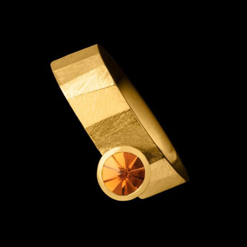 „Facette Round“ ist ein ausgefallener Ring, gefertigt aus Gelbgold mit Citrin. Er stammt aus der Goldschmiede Galeriehaus Grosche, in Castrop-Rauxel, nähe Dortmund.