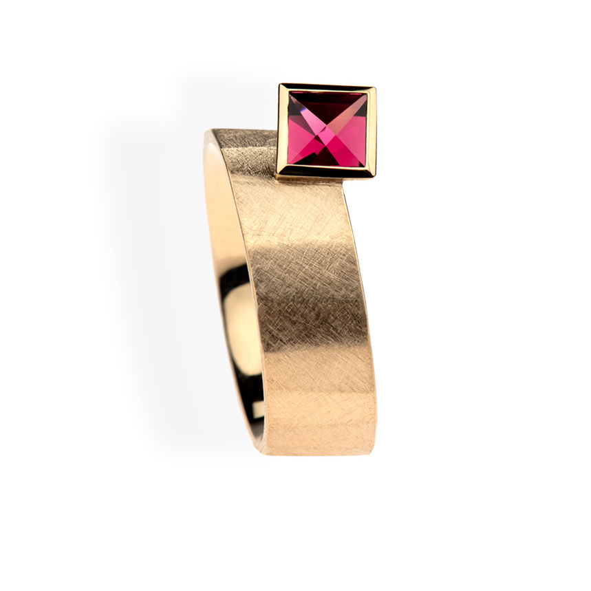 Facette VIII - diesen Ring aus Rosegold mit Turmalin für Freunde besonderen Schmucks finden Sie in unserem im Kreis Recklinghausen gelegenen Galeriehaus