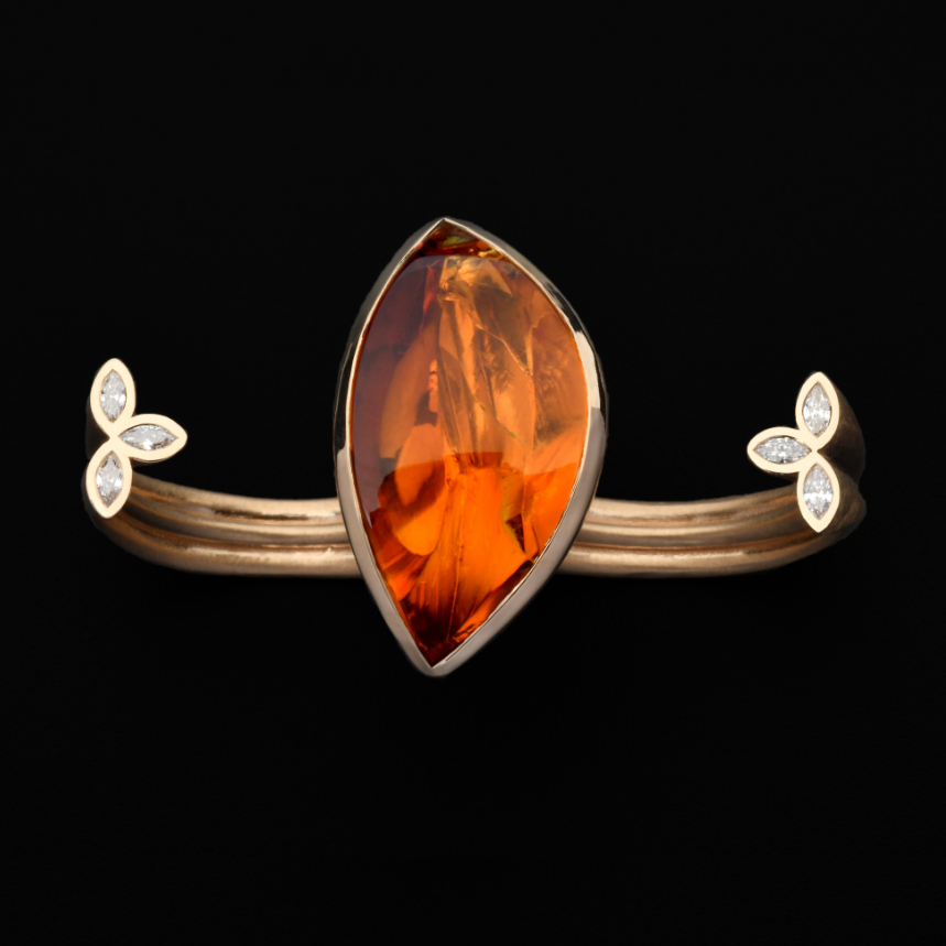 Der ausgefallene Zwei-Finger-Ring "Gothique" wird in der Goldschmiede Galeriehaus Grosche in Castrop-Rauxel, Nähe Düsseldorf ausgestellt.