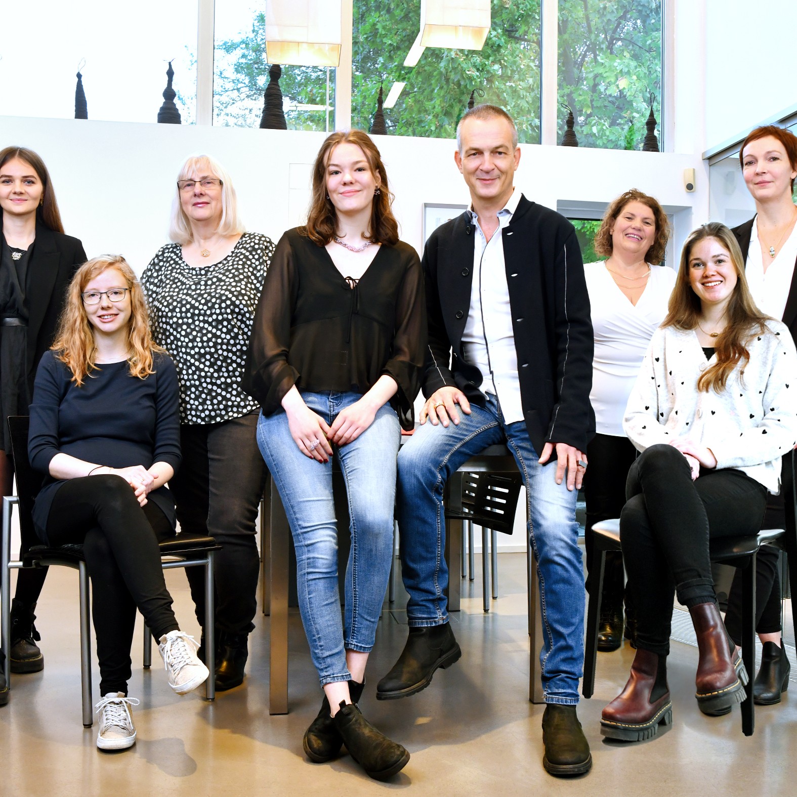 Das Team vom Galeriehaus Grosche, hier auf dem Foto abgebildet, freut sich darauf, Sie zu beraten, um gemeinsam mit Ihnen das perfekte Schmuckstück, den besonderen Verlobungsring oder die besonderen Eheringe für sich und Ihre Liebsten zu finden