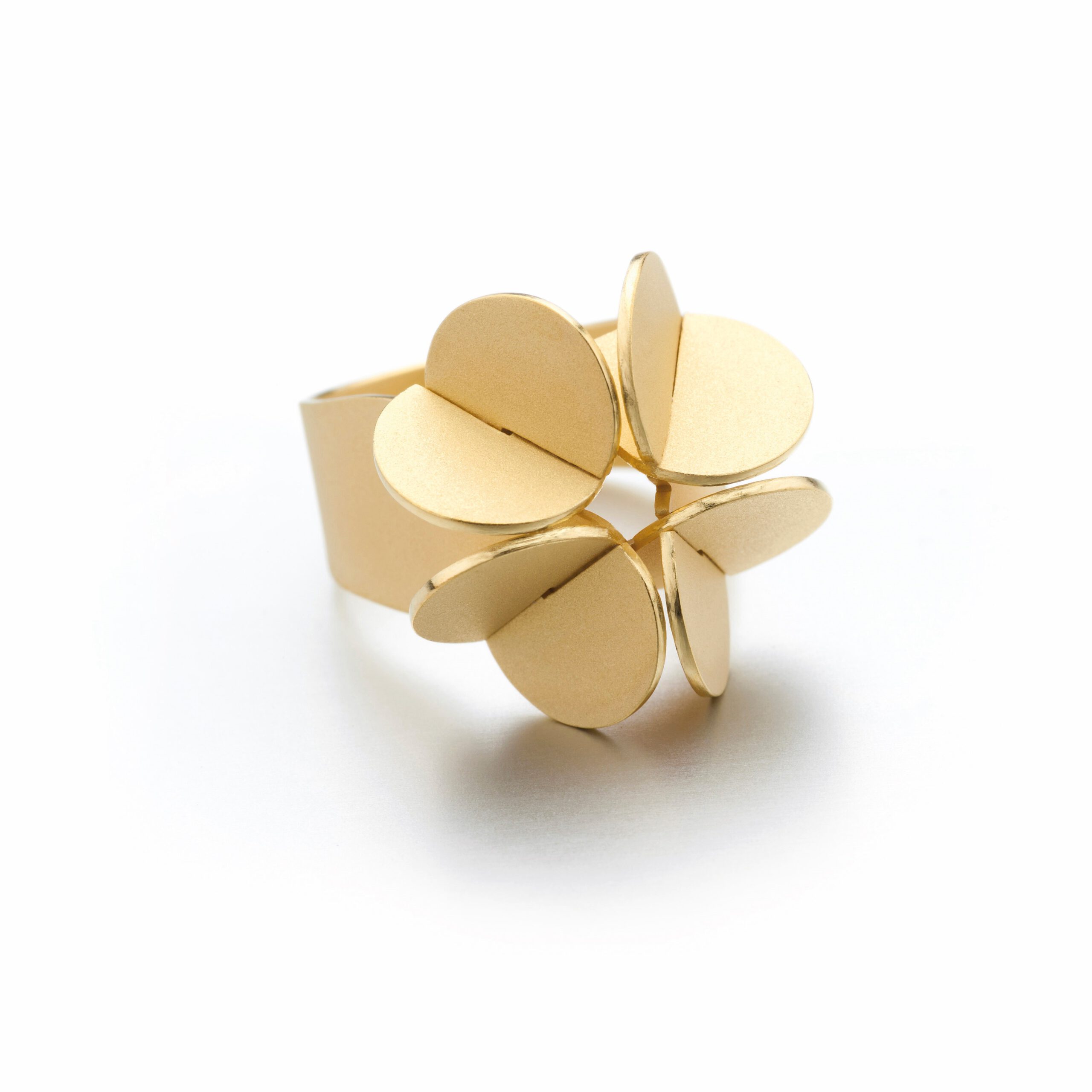 "Blatt Art" ist ein besonderer Gold-Ring aus aus der Goldschmiede Grosche, Nähe Dortmund.