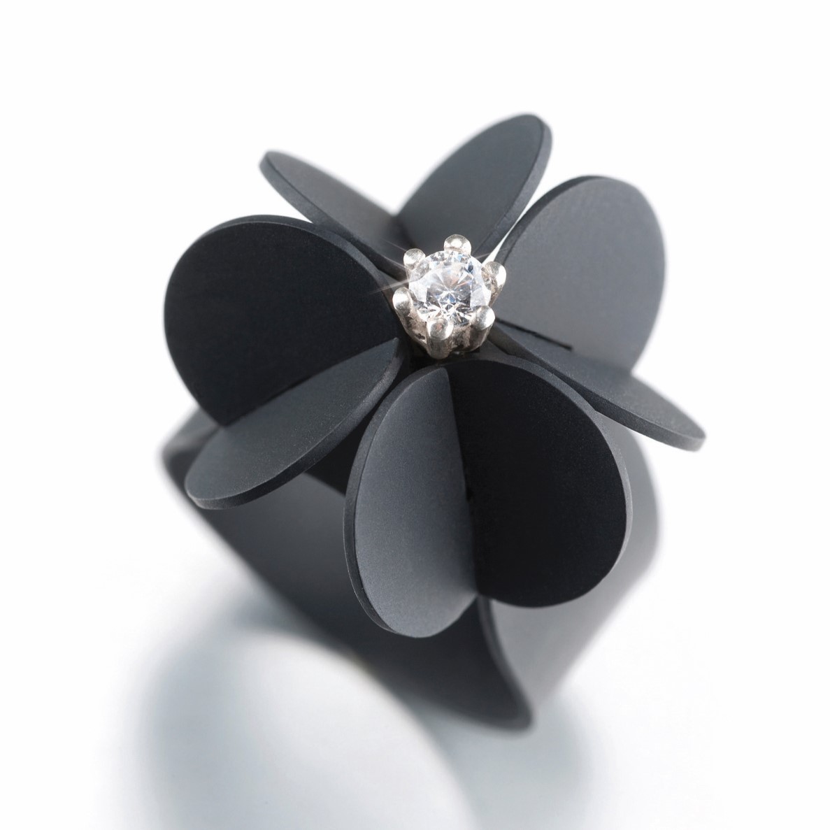 "Blatt Art" ist ein besonderer Designer-Ring aus Edelstahl, besetzt mit einem Diamanten aus der Goldschmiede Grosche, Nähe Dortmund.