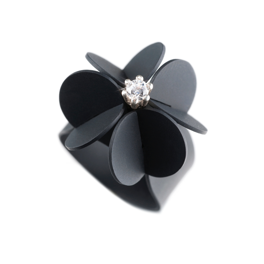 "Blatt Art" ist ein besonderer Designer-Ring aus Edelstahl, besetzt mit einem Diamanten aus der Goldschmiede Grosche, Nähe Dortmund.