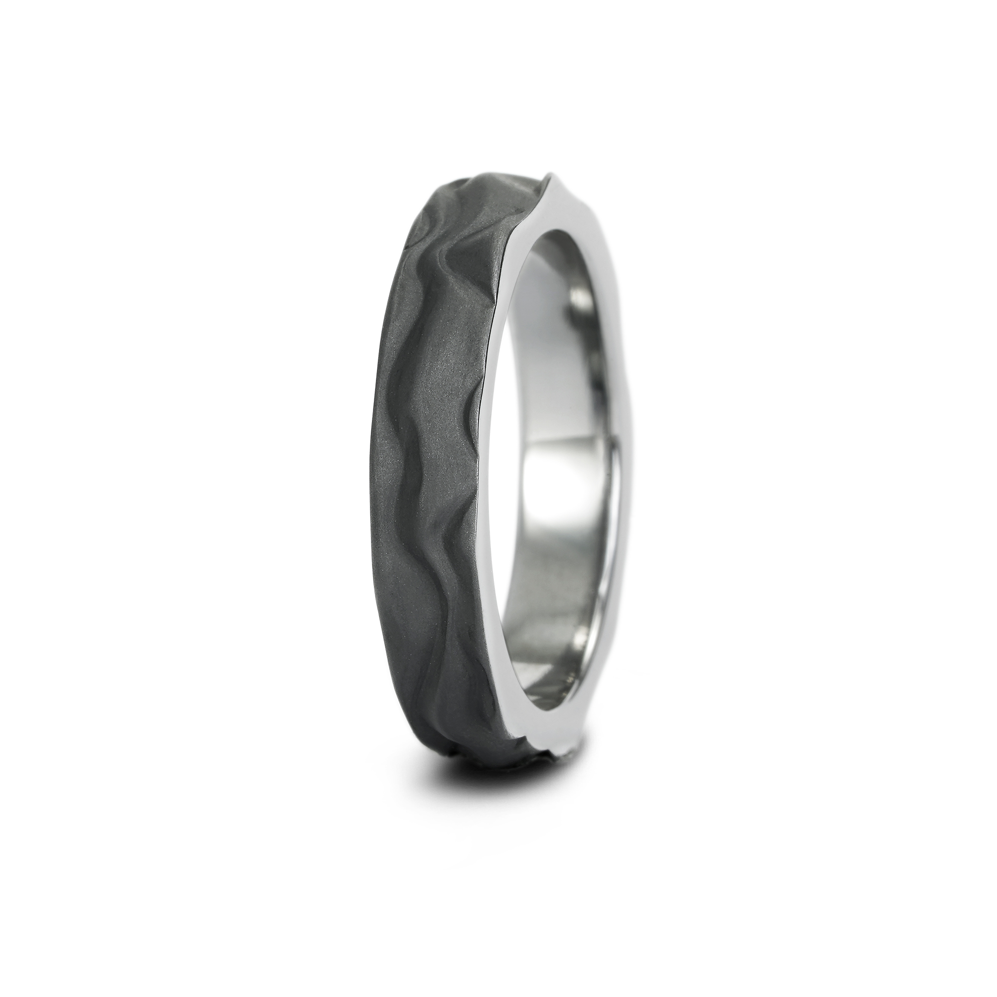 Ausgefallener Ring in Tantal von David Bock in der Goldscachmiede Galeriehaus Grosche in Castrop-Rauxel, im Ruhrgebiet.