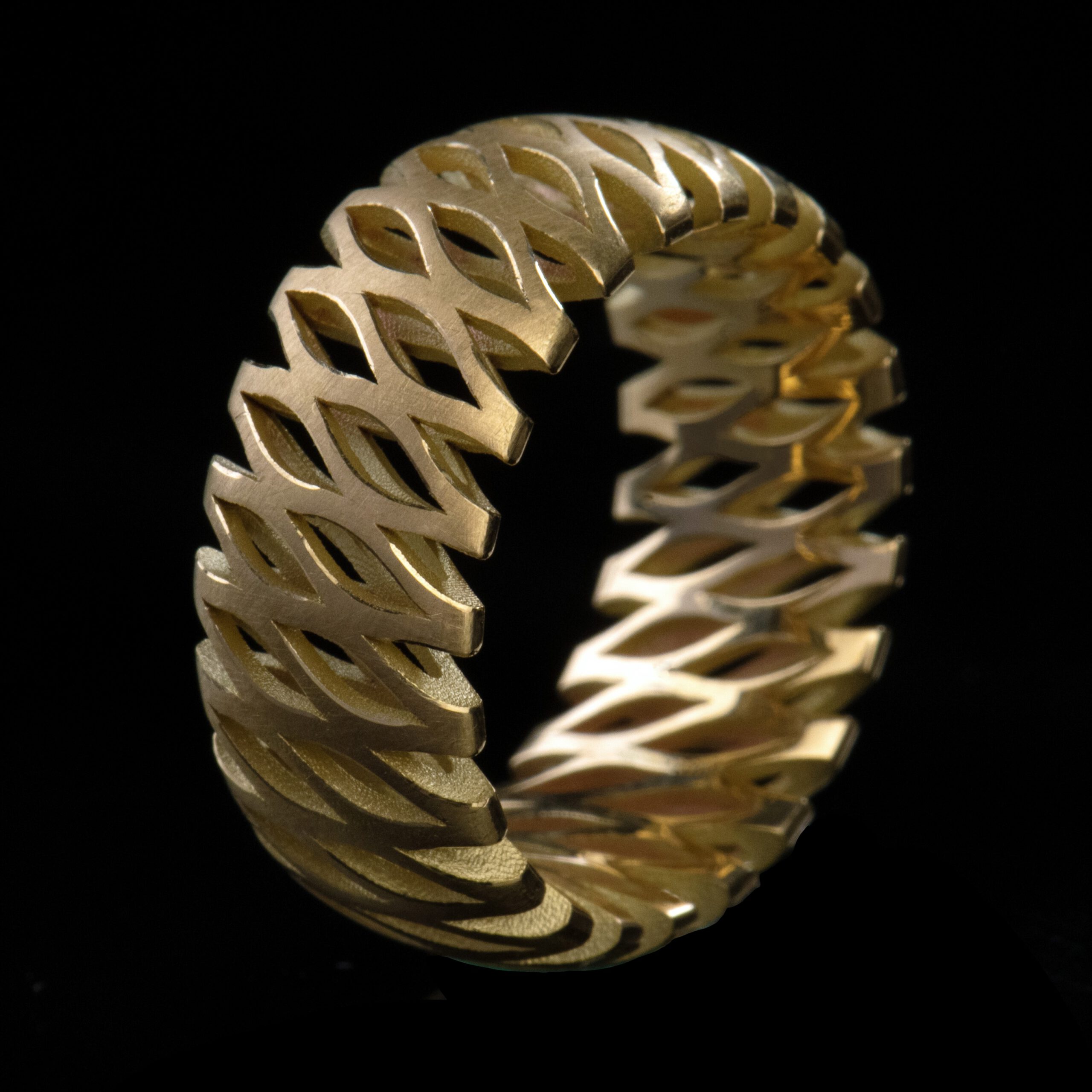 Der ausgefallener Ring in Gelbgold wird in der Goldschmiede Galeriehaus Grosche in Castrop-Rauxel, Nähe Bochum ausgestellt.