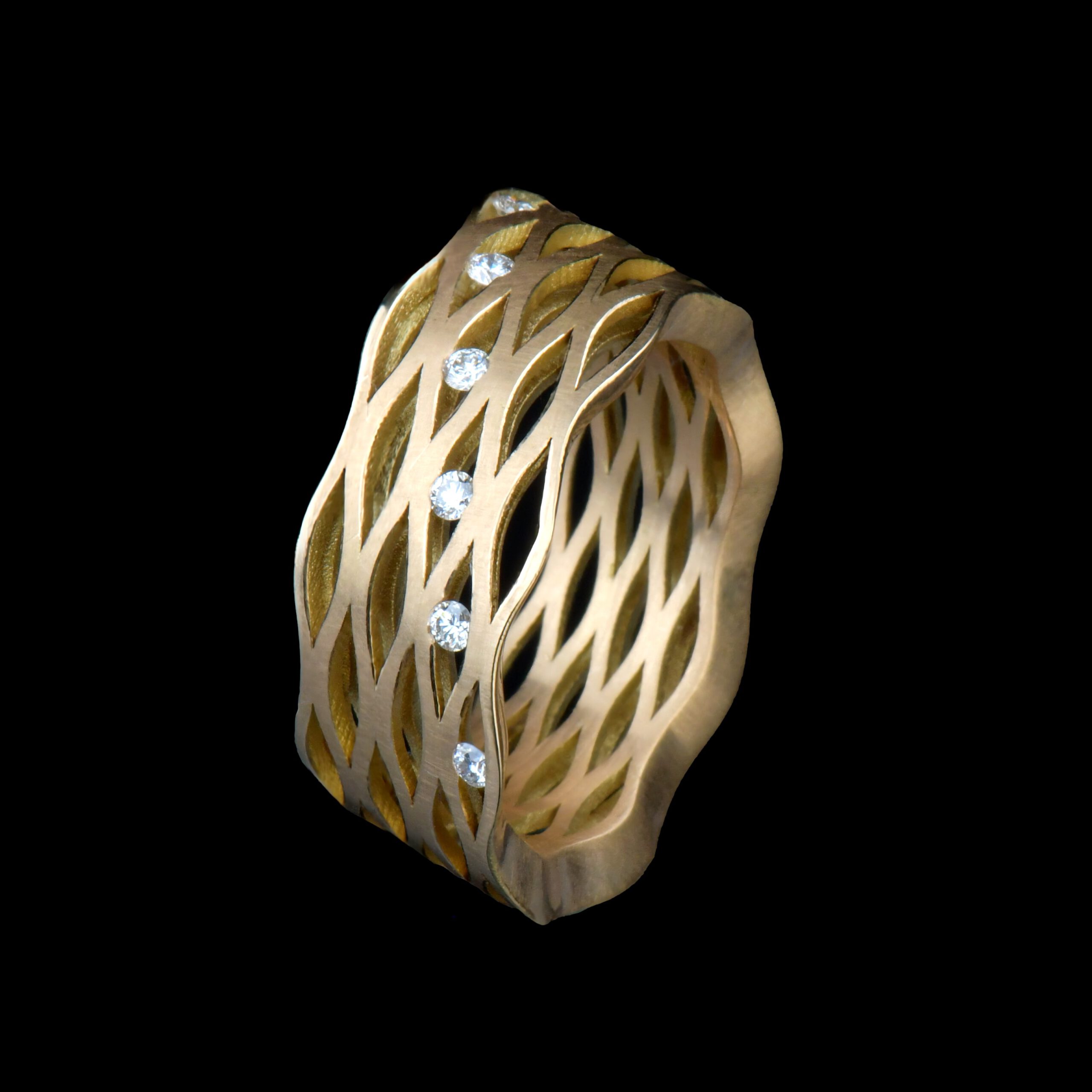 Der ausgefallene Designerring "Lines" aus Gelbgold mit diversen Diamanten wird in der Goldschmiede Galeriehaus Grosche in Castrop-Rauxel, Nähe Bochum. ausgestellt.