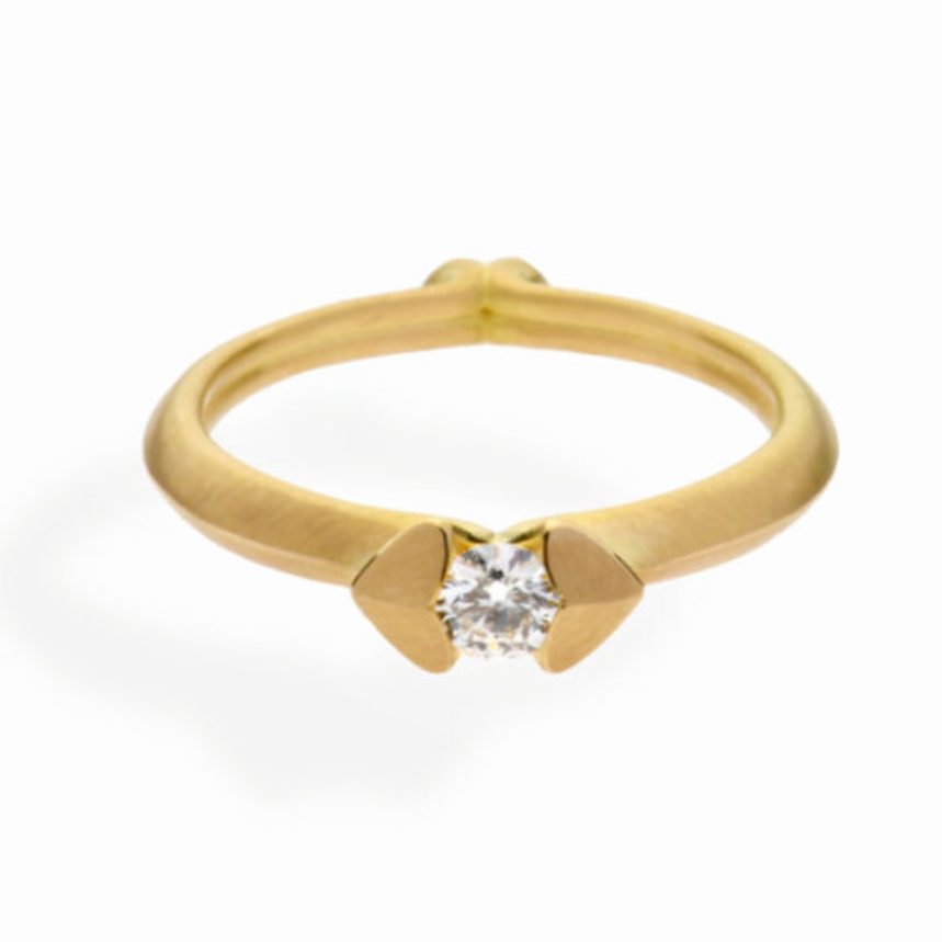 "Romeo" ist ein besonderer Verlobungsring aus Gelbgold mit Diamant. Gefertigt wurde der Designerring in der Goldschmiede Galeriehaus Grosche in Castrop-Rauxel, Nähe Essen.