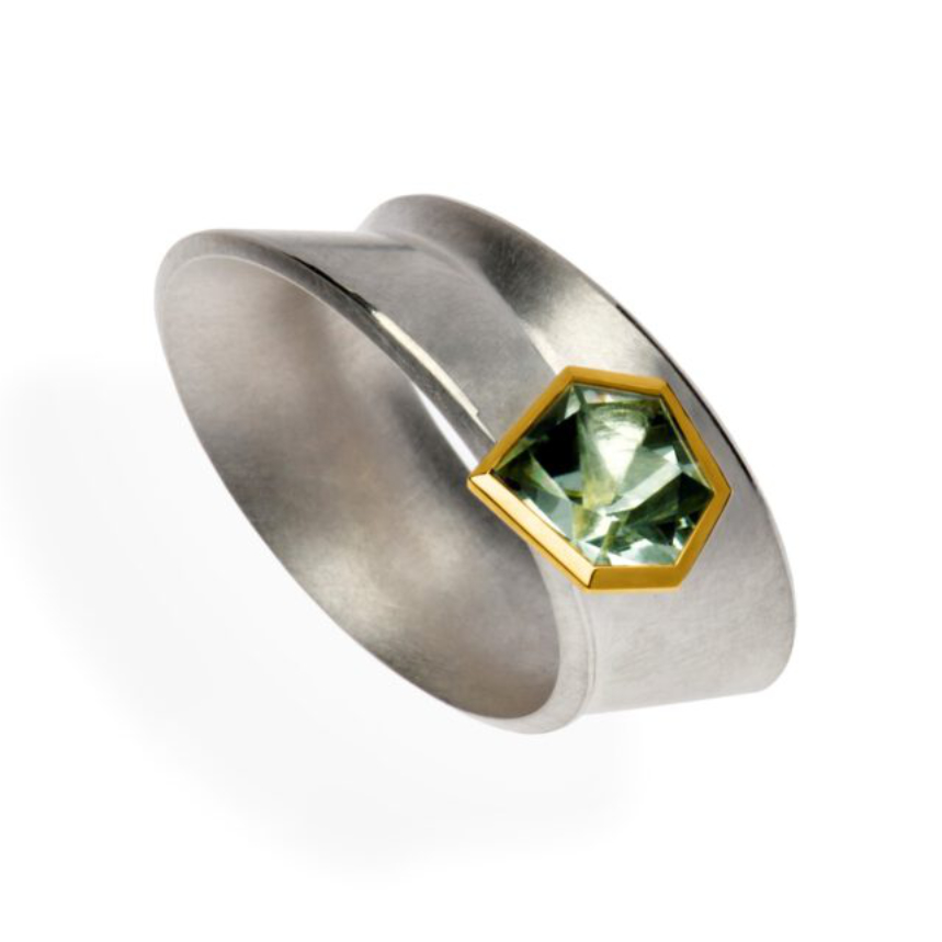 Der Designerring "Stonebow" aus Silber und Gelbgold mit Prasiolith wurde in der Goldschmiede Galeriehaus Grosche, Nähe Dortmund angefertigt.