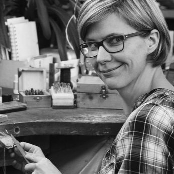 Christine Schönau Christine Schönau stellt ihren ausgefallenen Schmuck in der Goldschmiede Galeriehaus Grosche, Nähe Düsseldorf aus.